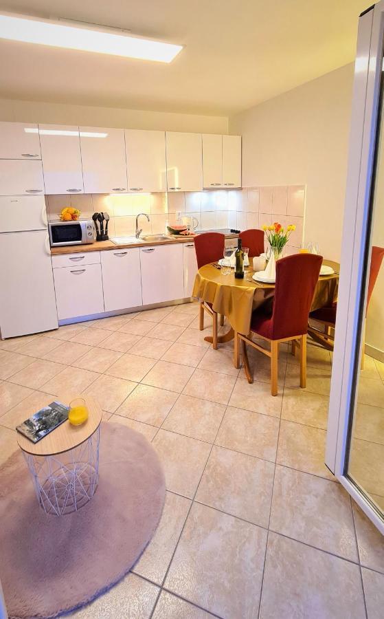 Apartment Karamarko Малинска Экстерьер фото