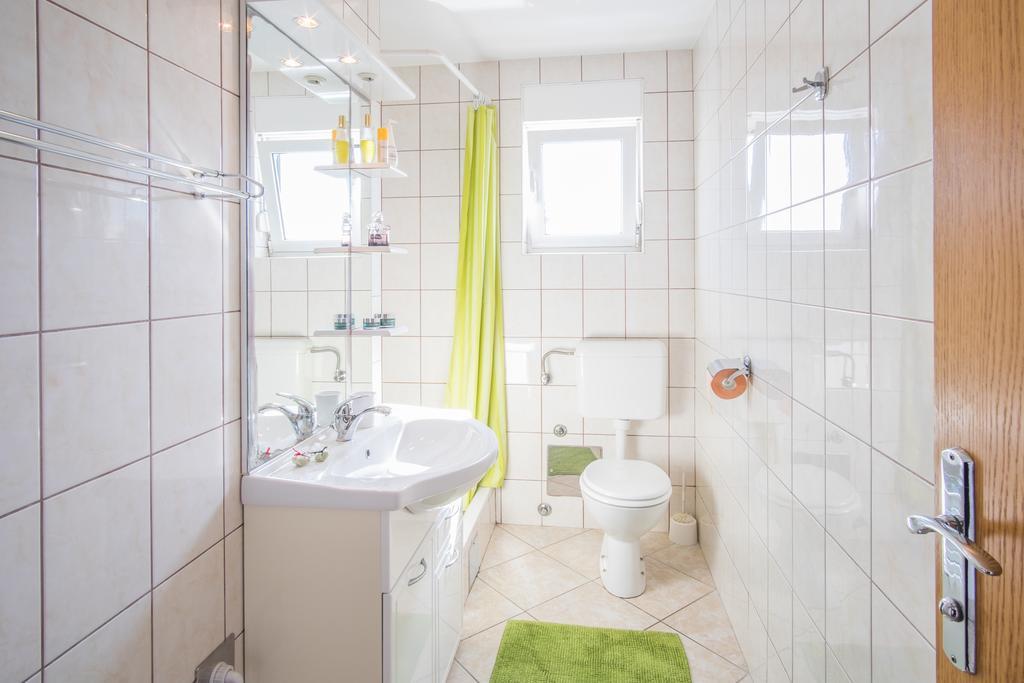 Apartment Karamarko Малинска Экстерьер фото